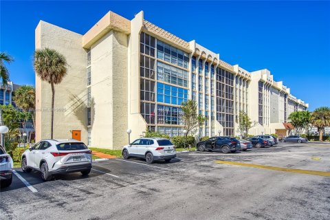 Condominio en venta en Hallandale Beach, Florida, 1 dormitorio, 76.18 m2 № 1817178 - foto 26