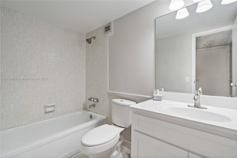 Condominio en venta en Hallandale Beach, Florida, 1 dormitorio, 76.18 m2 № 1817178 - foto 16