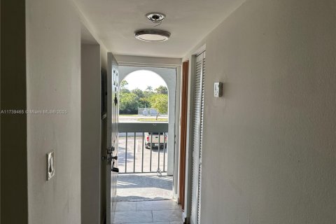 Condo in West Palm Beach, Florida, 2 bedrooms  № 2054654 - photo 2