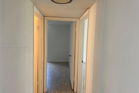 Condo in West Palm Beach, Florida, 2 bedrooms  № 2054654 - photo 11