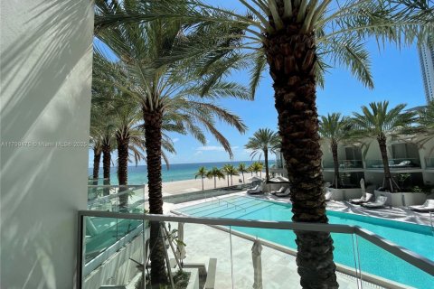 Condo in Sunny Isles Beach, Florida  № 1864013 - photo 1