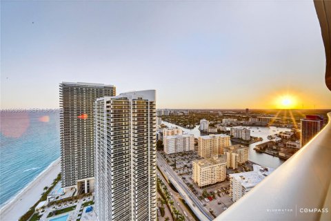 Condo in Hollywood, Florida, 2 bedrooms  № 2025534 - photo 15