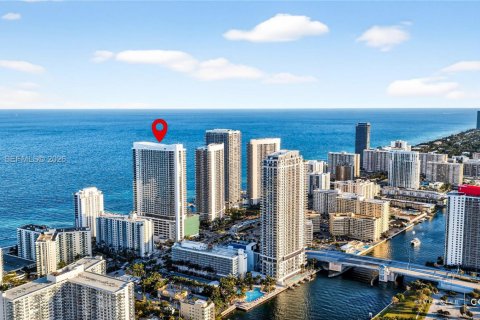 Condo in Hollywood, Florida, 2 bedrooms  № 2025534 - photo 2