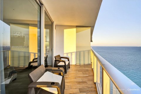 Condo in Hollywood, Florida, 2 bedrooms  № 2025534 - photo 16