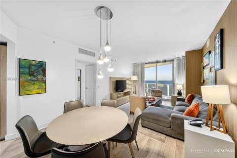 Condo in Hollywood, Florida, 2 bedrooms  № 2025534 - photo 22