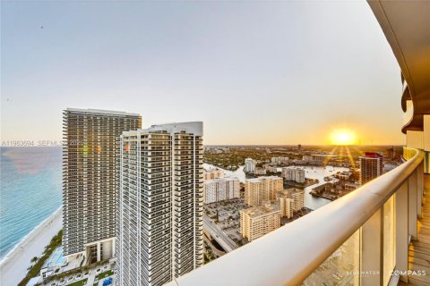 Condo in Hollywood, Florida, 2 bedrooms  № 2025534 - photo 10