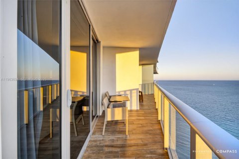 Condo in Hollywood, Florida, 2 bedrooms  № 2025534 - photo 11