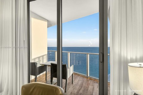 Condo in Hollywood, Florida, 2 bedrooms  № 2025534 - photo 3