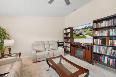 House in Hudson, Florida 3 bedrooms, 187.29 sq.m. № 2151920 - photo 15
