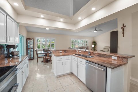 House in Hudson, Florida 3 bedrooms, 187.29 sq.m. № 2151920 - photo 12