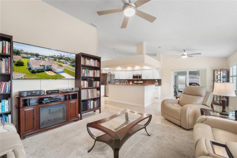 House in Hudson, Florida 3 bedrooms, 187.29 sq.m. № 2151920 - photo 16