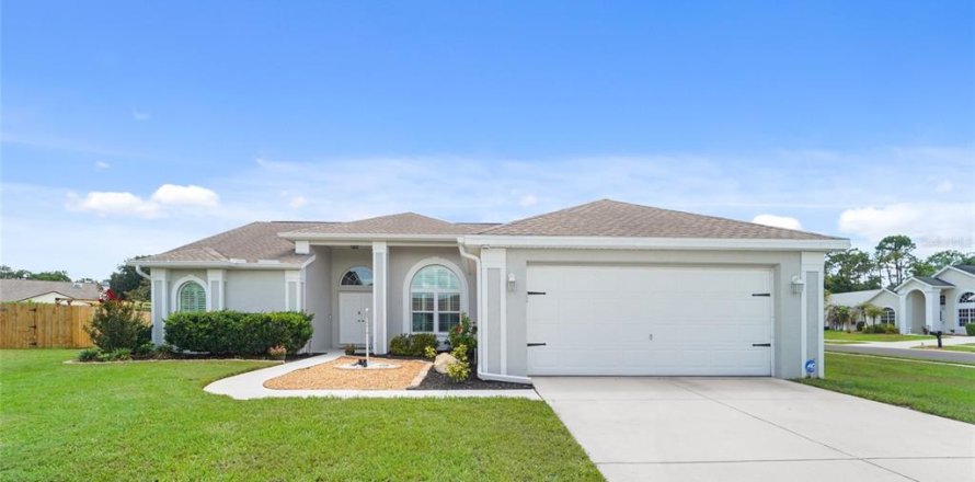 House in Hudson, Florida 3 bedrooms, 187.29 sq.m. № 2151920