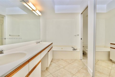 Купить кондоминиум в Авентура, Флорида 2 спальни, 125.7м2, № 1937849 - фото 17