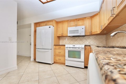 Condo in Aventura, Florida, 2 bedrooms  № 1937849 - photo 12