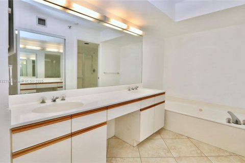 Copropriété à vendre à Aventura, Floride: 2 chambres, 125.7 m2 № 1937849 - photo 16