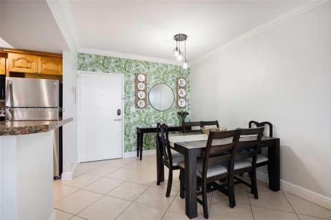 Condo in Miami Beach, Florida, 2 bedrooms  № 2392664 - photo 5