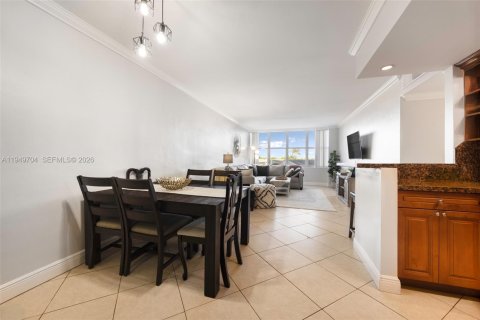 Condo in Miami Beach, Florida, 2 bedrooms  № 2392664 - photo 2