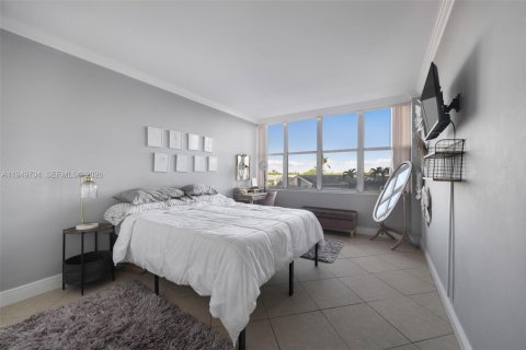 Condo in Miami Beach, Florida, 2 bedrooms  № 2392664 - photo 9