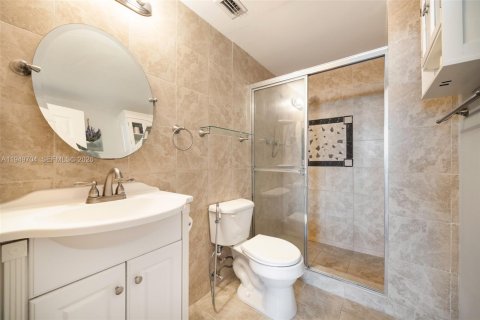 Condo in Miami Beach, Florida, 2 bedrooms  № 2392664 - photo 8