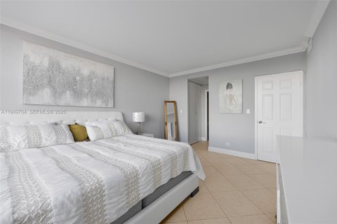 Condo in Miami Beach, Florida, 2 bedrooms  № 2392664 - photo 7