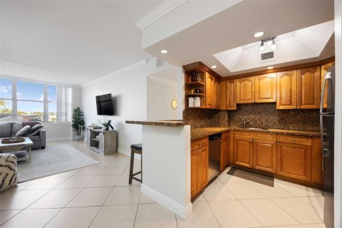Condo in Miami Beach, Florida, 2 bedrooms  № 2392664 - photo 3