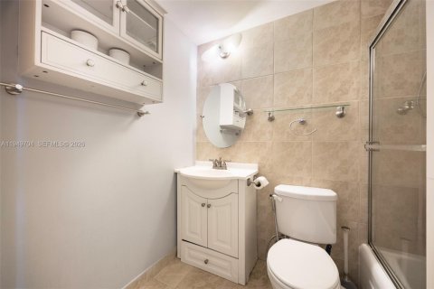 Condo in Miami Beach, Florida, 2 bedrooms  № 2392664 - photo 10