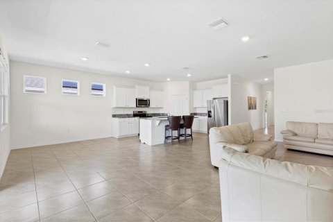 House in Wildwood, Florida 4 bedrooms, 188.96 sq.m. № 1918490 - photo 10