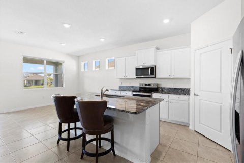 House in Wildwood, Florida 4 bedrooms, 188.96 sq.m. № 1918490 - photo 3