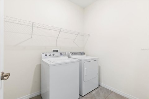 House in Wildwood, Florida 4 bedrooms, 188.96 sq.m. № 1918490 - photo 24