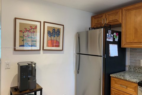 Condo in Sunrise, Florida, 2 bedrooms  № 1861298 - photo 9