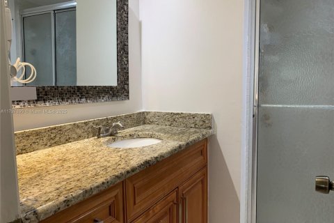 Condo in Sunrise, Florida, 2 bedrooms  № 1861298 - photo 16
