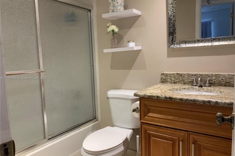 Condo in Sunrise, Florida, 2 bedrooms  № 1861298 - photo 12