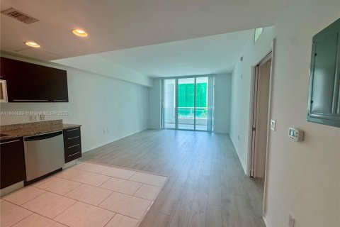 Condo in Miami, Florida, 1 bedroom  № 1888825 - photo 2