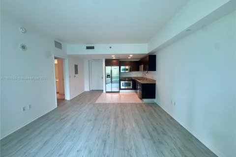 Condo in Miami, Florida, 1 bedroom  № 1888825 - photo 3