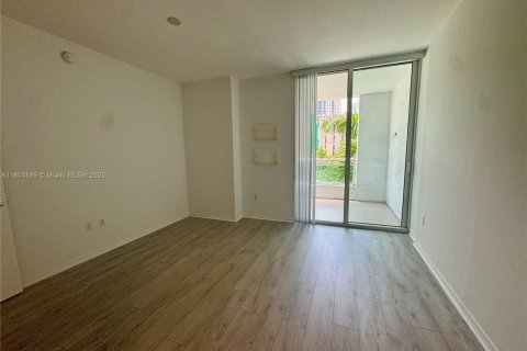 Condo in Miami, Florida, 1 bedroom  № 1888825 - photo 10