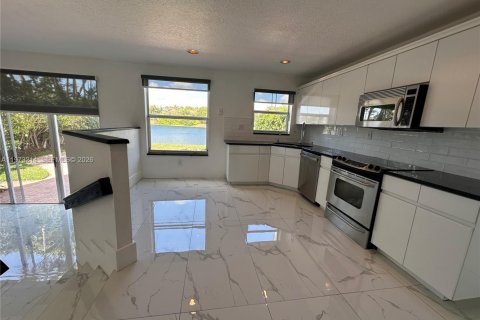 Villa ou maison à vendre à Doral, Floride: 4 chambres, 223.06 m2 № 2033549 - photo 13