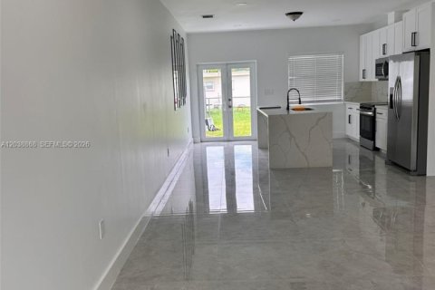 Commercial property in Miami, Florida 267.28 sq.m. № 2182635 - photo 28