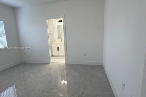 Commercial property in Miami, Florida 267.28 sq.m. № 2182635 - photo 9