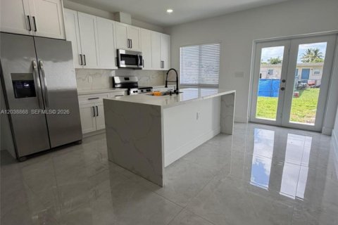 Commercial property in Miami, Florida 267.28 sq.m. № 2182635 - photo 4