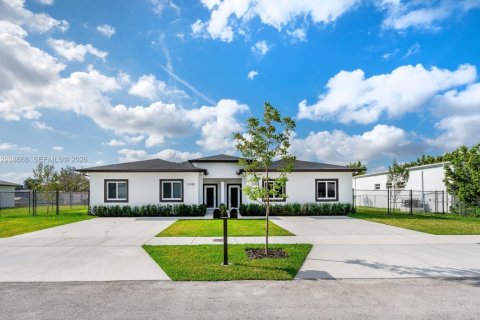 Commercial property in Miami, Florida 267.28 sq.m. № 2182635
