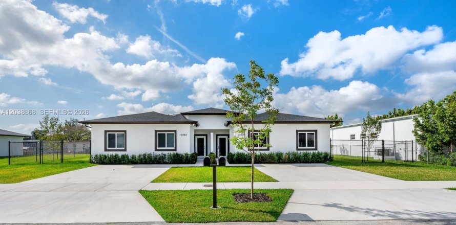 Commercial property in Miami, Florida 267.28 sq.m. № 2182635