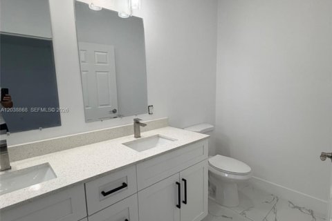 Commercial property in Miami, Florida 267.28 sq.m. № 2182635 - photo 12