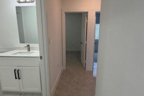 Commercial property in Miami, Florida 267.28 sq.m. № 2182635 - photo 15