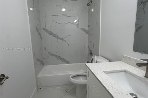 Commercial property in Miami, Florida 267.28 sq.m. № 2182635 - photo 17