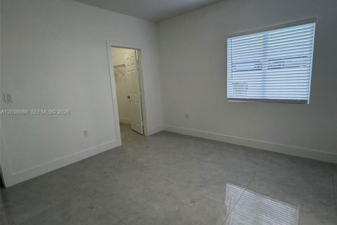 Commercial property in Miami, Florida 267.28 sq.m. № 2182635 - photo 10