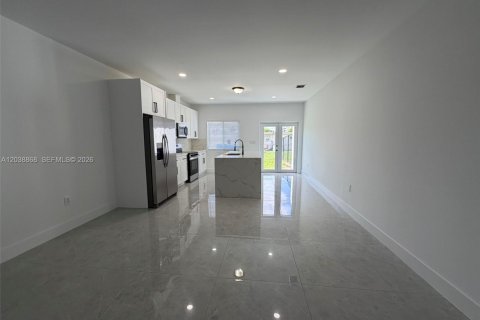 Commercial property in Miami, Florida 267.28 sq.m. № 2182635 - photo 3