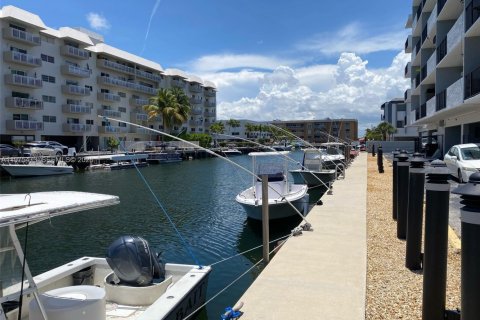 Купить кондоминиум в Норт-Майами-Бич, Флорида 2 спальни, 72.93м2, № 2038461 - фото 17