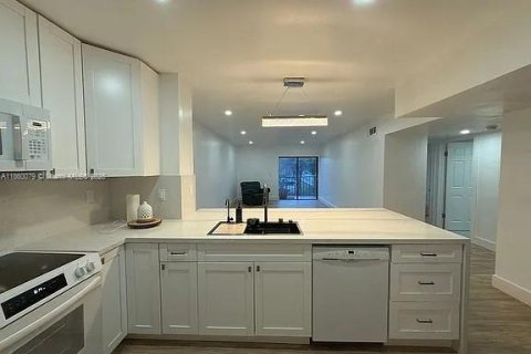 Condominio en venta en Hialeah, Florida, 2 dormitorios, 100.33 m2 № 1890250 - foto 12