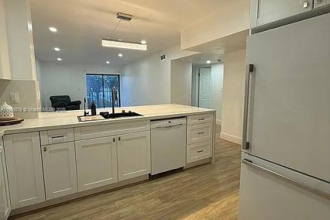 Condominio en venta en Hialeah, Florida, 2 dormitorios, 100.33 m2 № 1890250 - foto 13