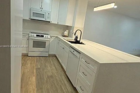 Condominio en venta en Hialeah, Florida, 2 dormitorios, 100.33 m2 № 1890250 - foto 11